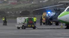El helicóptero del Servicio Aéreo de Rescate con los tres inmigrantes rescatados de un cayuco