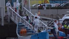 Trabajadores de la Cruz Roja trasladan los cuerpos de inmigrantes fallecidos en un cayuco durante la ruta migratoria hacia Canarias