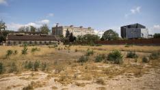 Vista de los terrenos de la antigua factoría de Averly, con el edificio Caixaforum al fondo.