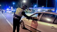Control de vigilancia perimetral en una rotonda de la avenida Doctor Artero de Huesca.