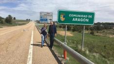 Ricardo Soriano y su mujer, en la frontera de Aragón con la Comunidad Valenciana.