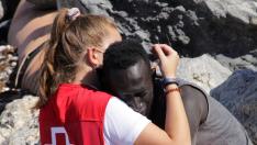 Luna, la voluntaria de la Cruz Roja que consoló en su desesperación al chico africano llegado a nado a España.