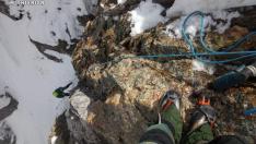 Imagen del rescate de un perro de un montañero en el pico Infiernos tras una caída de 20 metros por un corredor nevado.