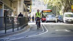 Un ciclista circula con casco por el paseo de la Constitución de Zaragoza.
