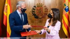 Firma de contrato de patrocinio entre el alcalde de Zaragoza, Jorge Azcón, y la directora territorial Ebro de Caixabank -que engloba Navarra, Aragón y La Rioja-, Isabel Moreno.