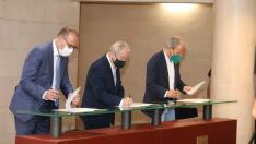 Luis Faci, Miguel Gracia y Petón, durante la firma del protocolo de la Base Aragonesa de Fútbol.