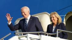 Joe Biden y su esposa, Jill, a su llegada este miércoles a la base área de la Royal Air Force en Mildenhall (Sufolk, Reino Unido)