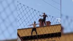 Dos de los acusados, bailando y haciendo caso omiso a la orden de la Policía para que bajaran del tejado.