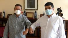 El nuevo presidente, Antonio Ubide (derecha), con el presidente saliente, Ignacio Casamitjana.