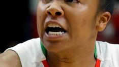 La jugadora de la selección española Astou Ndour (i) pelea un balón a la bielorrusa Alexandria Bentley.