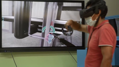 Un alumno del IES Virgen del Pilar con la herramienta de realidad virtual