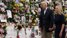 Biden y su esposa visitan el memorial por las víctimas del derrumbe de Miami.