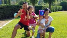 Eloy Suils y Lorena Lanau con sus hijas Andrea y Paula.