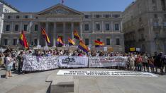 Varias decenas de personas participan en una concentración contra la impunidad del franquismo frente al Congreso de los Diputados, este domingo en Madrid.