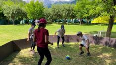 Un grupo de niños jugando con la mascarilla puesta en el campamento de YMCA en Oto (Broto).