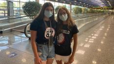 Elena Meler (izquierda) y Jimena Guijarro, a su llegada este viernes al aeropuerto de Madrid-Barajas.
