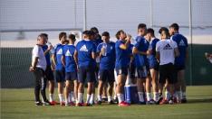 Los jugadores y técnicos del Real Zaragoza se refrescan durante la sesión preparatoria en el Pinatar Arena de San Pedro.