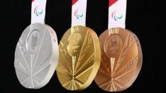 Así son las medallas de plata, oro y bronce, respectivamente, de Tokio 2020