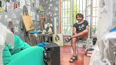 El artista zaragozano Paco Lafarga en su estudio, donde también imparte enseñanzas de dibujo y pintura.