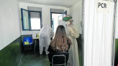 Una joven se somete a una prueba diagnóstica de PCR