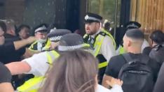 Antivacunas británicos protestan contra la BBC pero se confunden de edificio