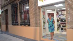Chus Torres, a la entrada de la tienda, cuya fachada aragonesa está protegida.
