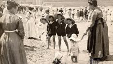 Niños y niñeras en la playa de la Concha, San Sebastián, captados por un fotógrafo desconocido hacia 1915.