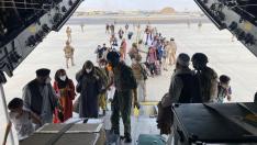 Las Fuerzas Armadas han conseguido evacuar a un primer grupo de españoles y colaboradores afganos que ya vuelan en un avión A400 del Ejército del Aire rumbo a Dubái