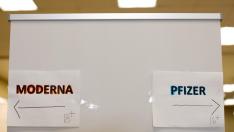 Centro de vacunación con las dos vacunas de tipo ARNm, Pfizer y Moderna.