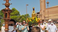 Vecinos de las poblaciones cercanas al santuario de Torreciudad rezan el rosario por los soportales.