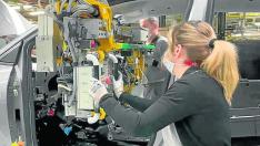 Una trabajadora en la línea de montaje de vehículos de la planta zaragozana de PSA (Grupo Stellantis).