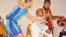 Omar Cook trata de botar el balón ante la oposición de un rival del Fuenlabrada durante el amistoso jugado en Calatayud
