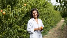 Celia Cantín, en la finca de melocotoneros del CITA, en el Aula Dei de Montañana. oliver duch