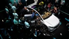 Visitors look at a Mercedes car during the Munich Auto Show IAA Mobility 2021, in Munich, Germany, September 11, 2021. REUTERS/Andreas Gebert[[[REUTERS VOCENTO]]] AUTOSHOW-MUNICH/