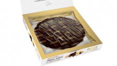 Turrón de plátano meloso con chocolate y galleta.