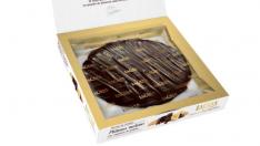 Turrón de plátano meloso con chocolate y galleta.
