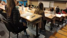 Varios opositores a la Guardia Civil, en el examen en Calatayud.