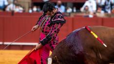 El diestro Morante de la Puebla da un pase con la muleta al segundo de los de su lote