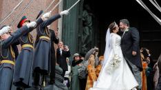 St. Petersburg (Russian Federation), 01/10/2021.- Grand Duke of Russia George Mikhailovich Romanov (R) kisses his bride Victoria Romanovna Bettarini (L) on the church's stairs as they leave their wedding ceremony at the St. Isaac's Cathedral in St. Petersburg, Russia, 01 October 2021. George Mikhailovich Romanov is a descendant of the Romanov family through his mother, recognized by a part of the monarchists (Cyrilists) as the heir to the supremacy in the Russian Imperial House. (Rusia, San Petersburgo) EFE/EPA/ANATOLY MALTSEV BEST QUALITY AVAILABLE
 RUSSIA ROMANOV WEDDING