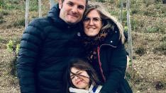 Javier Gil Pejenaute junto a su mujer, Cristina, y su hija, María, en sus viñedos de Tabuenca.