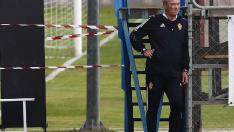Jim, ayer al mediodía, observa el partido del filial tras acabar el entrenamiento del equipo.