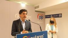 El diputado Mario Garcés y la sanadora Ana Alós este viernes en la sede del PP.