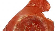 Detalle del fragmento de cerámica encontrado en Borja en el que el autógrafo es bien visible.