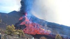 Coladas de lava descendiendo por la falda del volcán