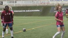 Ángel Dolado, Justicia de Aragón, con las jugadoras del Zaragoza Club de Fútbol Femenino, en el campo Enrique Porta de la Universidad San Jorge. No se pierde ni un solo partido