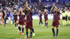 Los jugadores de la SD Huesca aplauden a los aficionados que les acompañaron en La Romareda.