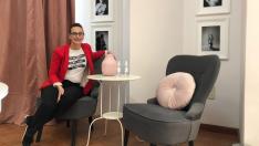 Ana Cristina López, en su tienda 'Rosa en Positivo', ganadora del Concurso 'Arrimar el hombro'.