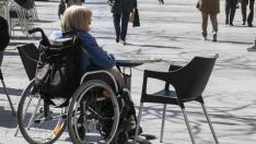 Una persona en silla de ruedas en el paseo de la Independencia de Zaragoza