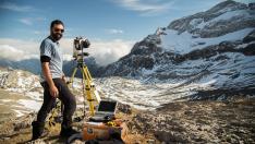 El investigador del Instituto Pirenaico de Ecología Jesús Revuelto observa la evolución del glaciar de Monte Perdido, con un láser escáner terrestre