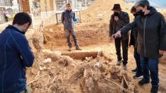 Marisancho Menjón visita los trabajos de exhumación en el cementerio de Belchite